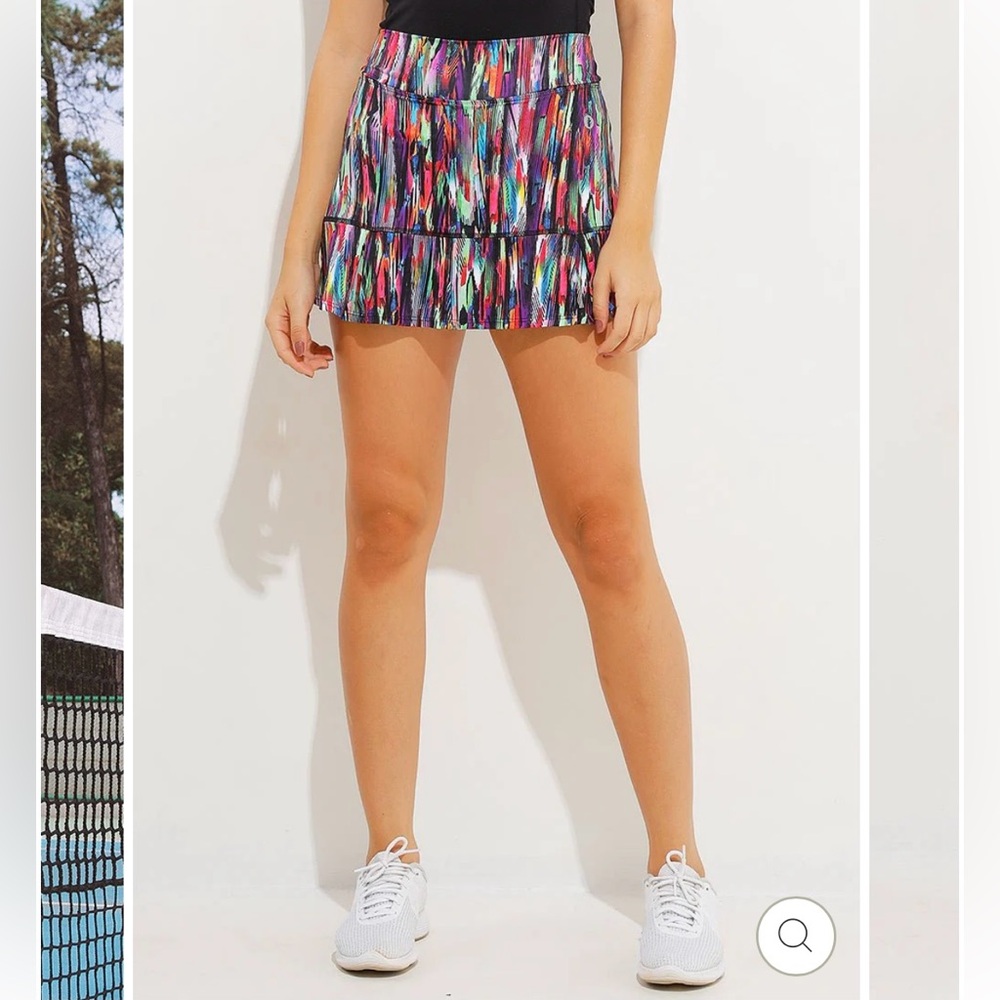 NWOT Dona Jo skort 16.5” length size XL. (JoJo skirt Feathers print)